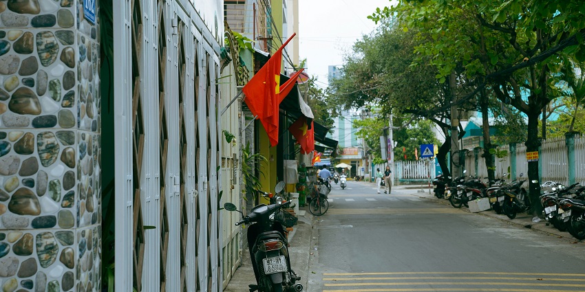 Tran Hung Dao Street is one of the most famous tourist places near the Dragon Bridge