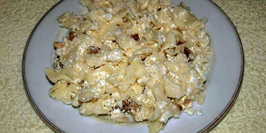 Túrós Csusza, a Hungarian pasta dish with cottage cheese and crispy bacon bits, one of the best food in Hungary.
