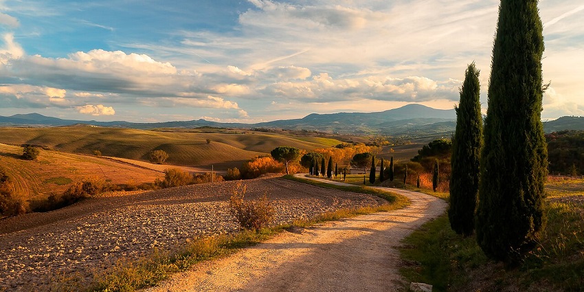 An image of Val d'Orcia, one of the best places for photography in Italy.