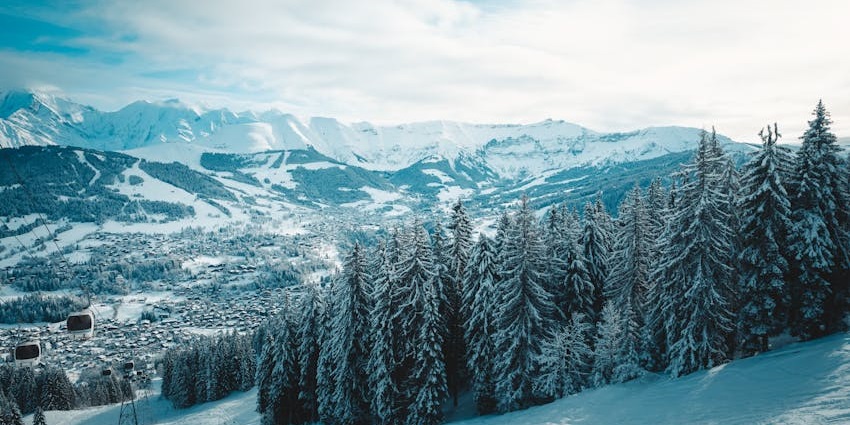 An image of Vallée du Tarn showcasing a peaceful valleys in France with rivers and medieval towns.