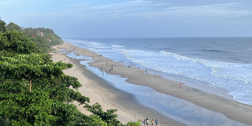 Varkala's cliffside beauty and temples make it a spiritual place to visit near Sri Lanka.