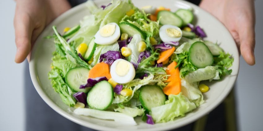An image showing a bowl of vegetable salad arranged in a style similar to Vigorón.