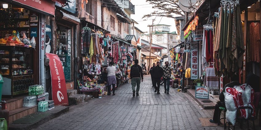 Colorful shops and bustling lanes at Vishwanath Gali, ideal for souvenir shopping with friends