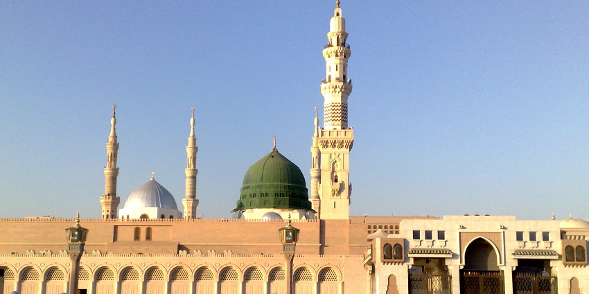 An image of the beautiful Al-Masjid an-Nabawi mosque, a top thing to see in Madinah.