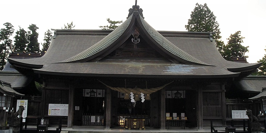 Image of Aso Shrine main hall, visiting it is one of the popular things to do in Aso.