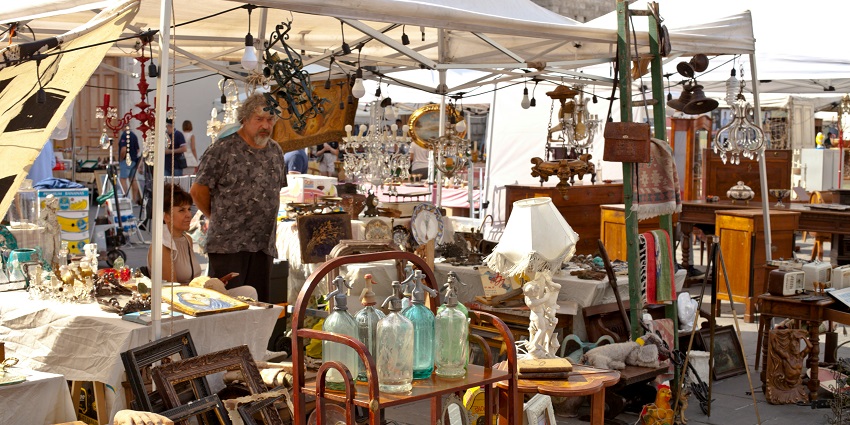 An image showing a market that looks similar to the Beccles Antique Market.