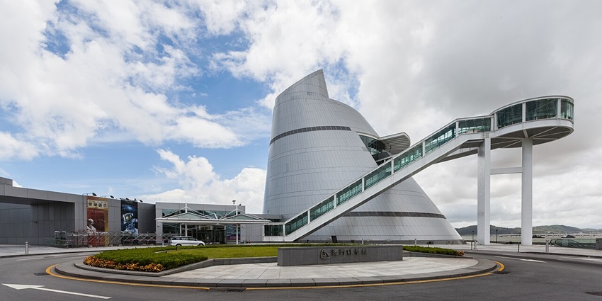 A working windmill and engaging science exhibits ideal for family exploration.
