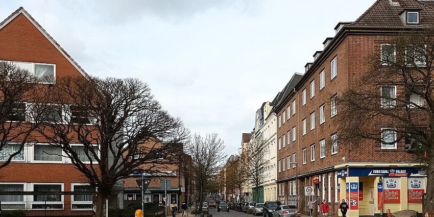 Street view of Kaiserstraße and Karlstal intersection in Kiel-Gaarden-Ost, Germany