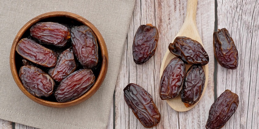 An image showing fresh dates at the Madinah Date Market, a must-visit in the city.
