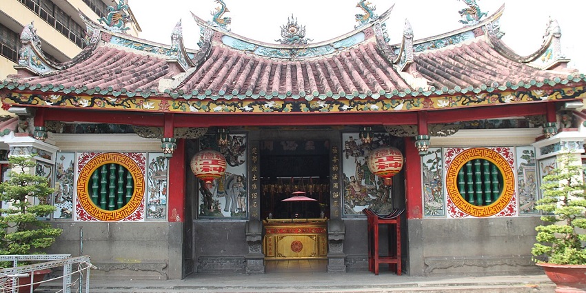 Visit the vibrant Ong Pagoda, a colorful and spiritual highlight in the heart of Can Tho.
