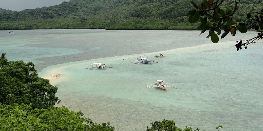 Things to do in El Nido include exploring Snake Island, famous for its unique sandbar.