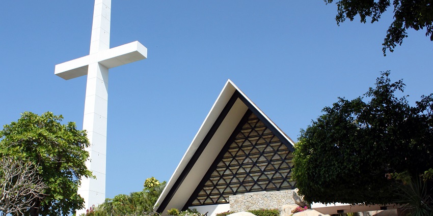 An image of the exterior of the Chapel of Peace, a famous thing to see in Acapulco Bay.