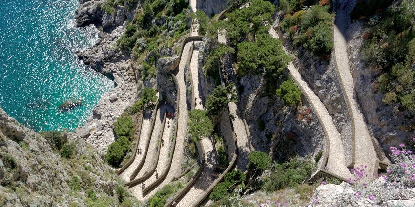 A path offering spectacular views of the island's rugged cliffs, among the things to do in Capri.