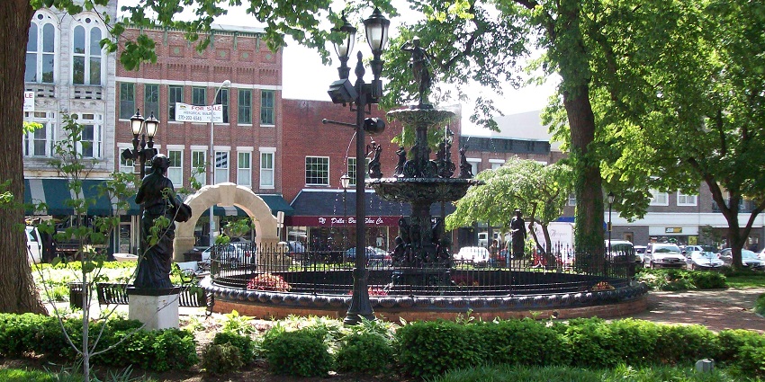 Stroll through Fountain Square Park, most relaxing things to do in Bowling Green KY