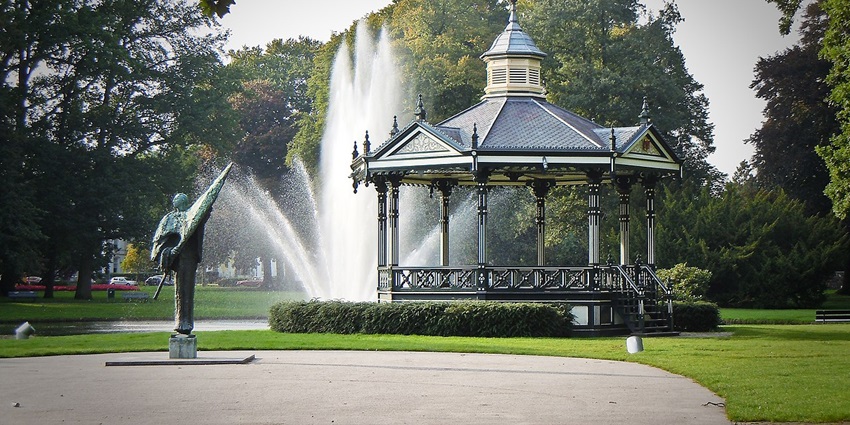 An image of the peaceful Oranjepark, strolling here is one of the best things to do in Apeldoorn.