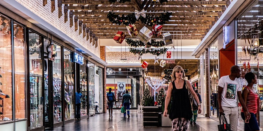 Discover charming indie boutiques, artisan goods, and vintage finds in Zoshigaya’s corners.