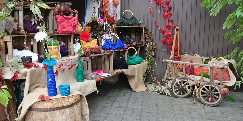 An image of old items displayed, reflecting the spirit of the harvest festivals of New York.