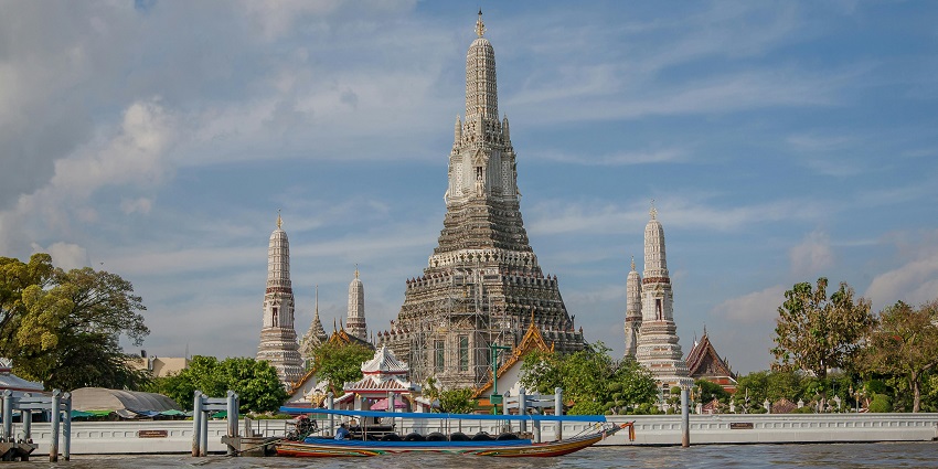 A glimpse of the majestic Wat Arun, one of the best places to visit in Bangkok in October.