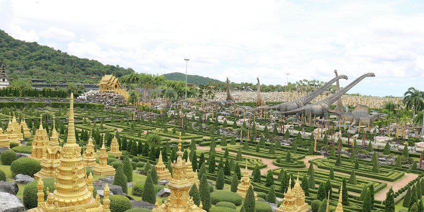 Watch the various cultural shows organised inside the Nong Nooch tropical gardens