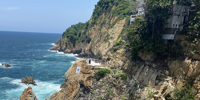 An image showing a view of La Quebrada, one of the most exciting things to see in Acapulco.
