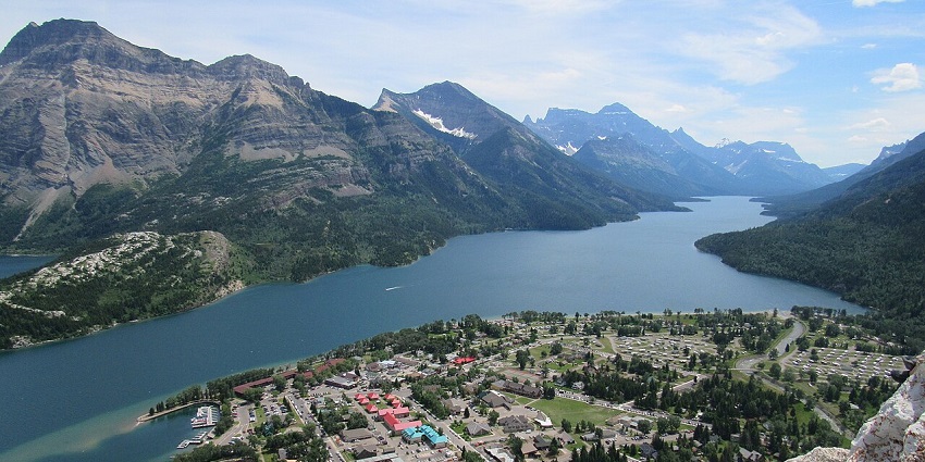 A breathtaking park with glacier-carved lakes, rugged peaks, and wildlife viewing, among the best places to visit near Calgary.