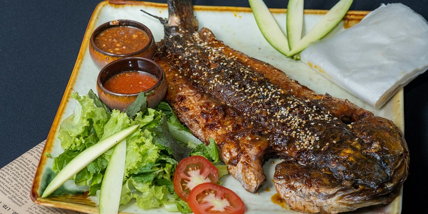 Try the delicious Sri-Lankan food served at the restaurants near the statue