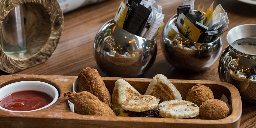 Image of a plate of local Sri Lankan snack served at a local eatery nearby