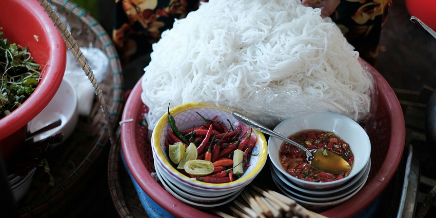 Image of the white pasta and the peppers in the bowl, given in restaurant