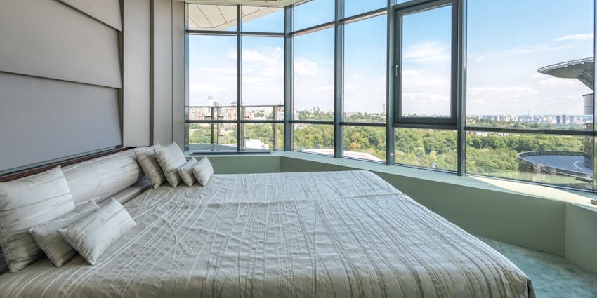 A cosy and comfortable hotel room with modern amenities and inviting decor