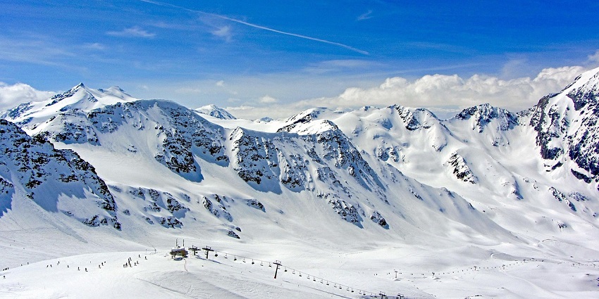 A picture overlooking the blooming hill station, displaying its unique hilly charm.