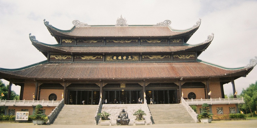 See the biggest bronze bell in Vietnam at the Bai Dinh Pagoda