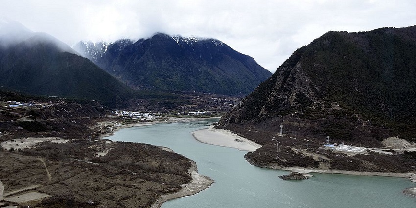 Snowy peaks and river at Yarlung Tsangpo Grand Canyon, among top valleys in China.