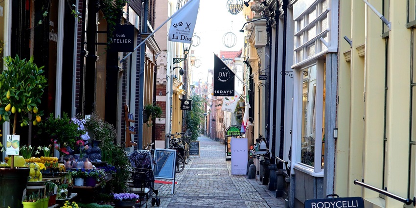 An image showing the Apeldoorn city centre with shops and restaurants.