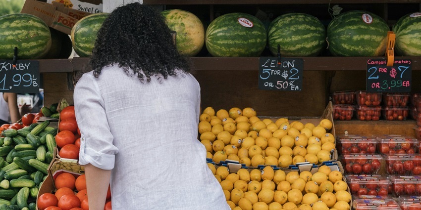 Things to do in Positano include browsing colourful fruits, citrus baskets, and handmade limoncello at Positano’s iconic coastal fruit stand.