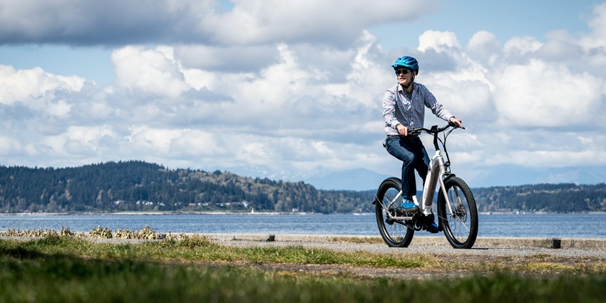 A cyclist enjoying the lake view, highlighting active things to do in annecy france.
