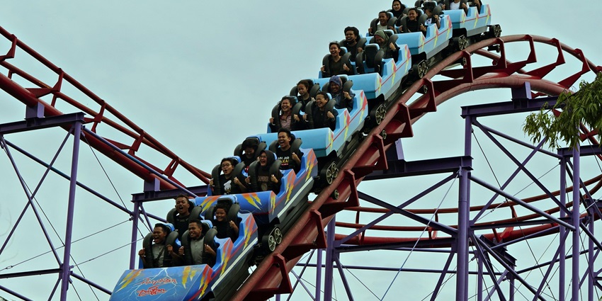 An image showing the ride at Julianatoren Amusement Park, a fun place for families.