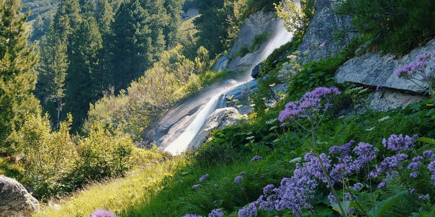 An image showing a waterfall resembling Anyang Falls, a famous thing to see in Anyang.
