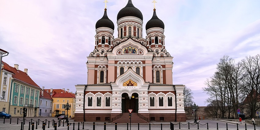 One of the top things to do in Tallinn is to admire the architectural grandeur of the Alexander Nevsky Cathedral, a prominent Russian Orthodox landmark.