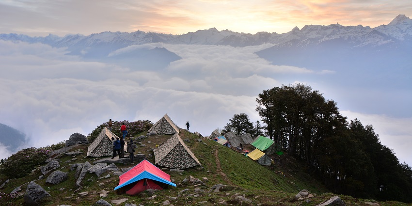 Sunny Manali landscape with green valleys – which month is best to visit Manali