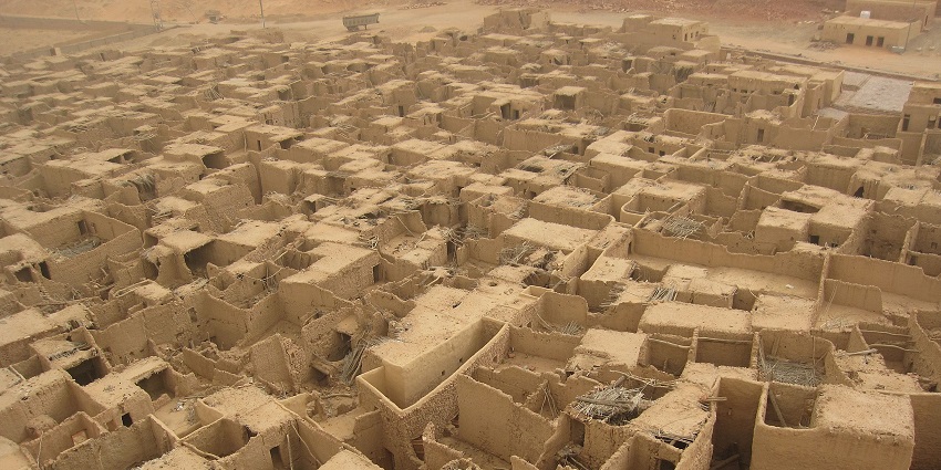 Al-ula old town from above, with houses made up of sandstones, stairs and small entrances
