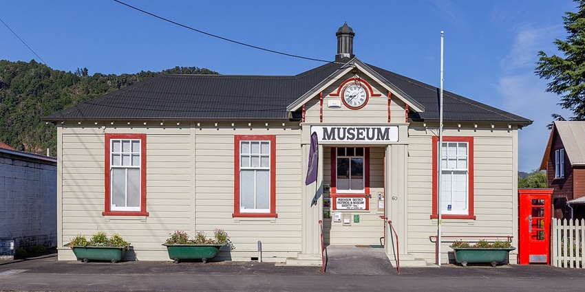 Murchison Museum with a small building of the museum and a clock on top of the entrance