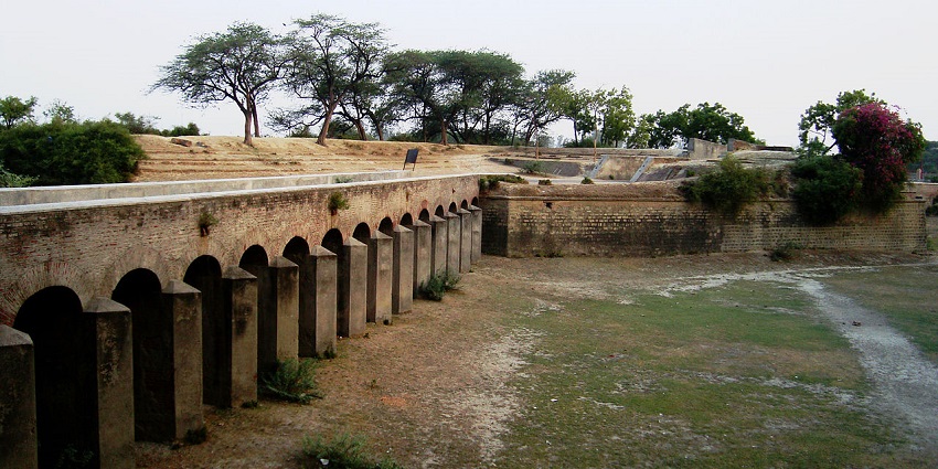 Image of  Aligarh Fort, one of the historical places to visit near Agra within 200kms
