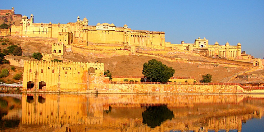 The Amber Palace, with valley views, is among the best places to visit in Jaipur in May.