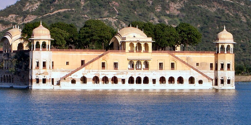 Jal Mahal floating gracefully on Man Sagar Lake with hills in the backdrop
