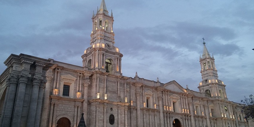 Wander Arequipa’s picturesque streets framed by white volcanic stone and El Misti volcano.