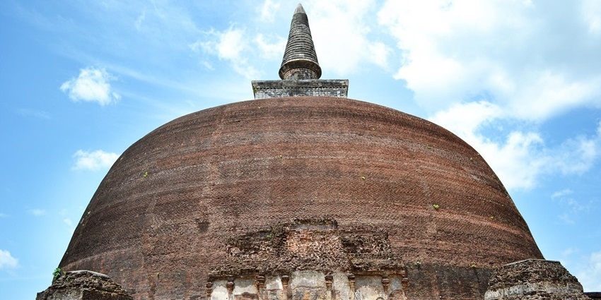 Pagoda of the Asgiriya Maha Viharaya temple is one of the must-see Historical Places in Kandy