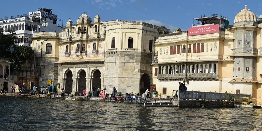 Bagore Ki Haveli showcasing Rajasthani art, artefacts, and folk performances at dusk.