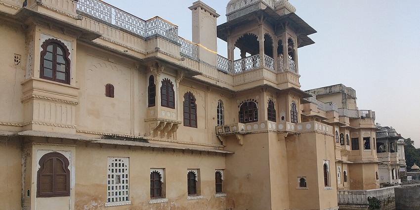 Bagore ki Haveli is a lakeside establishment offering majestic views and entertainment.