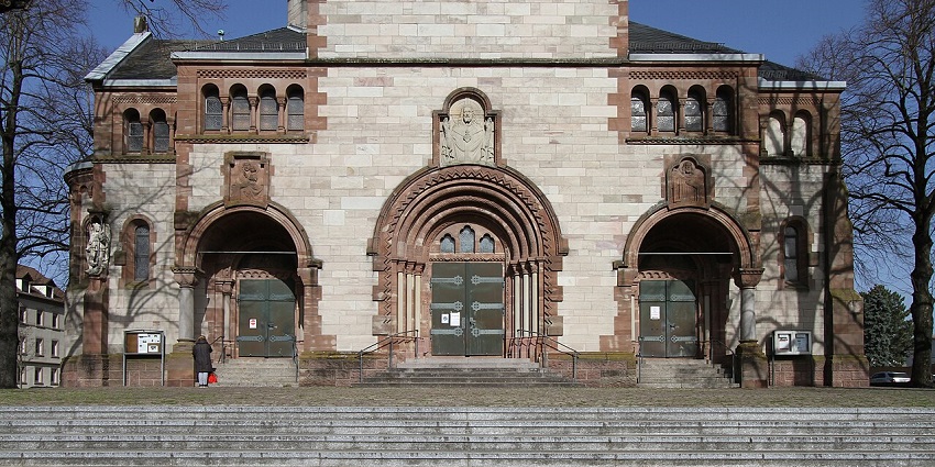 The Neo‑Romanesque Herz‑Jesu Church stands as a striking architectural landmark.