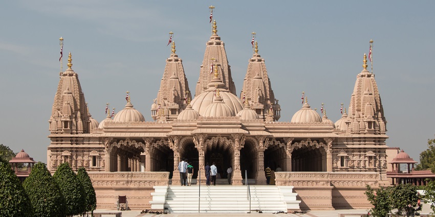 A peaceful retreat at the Shri Swaminarayan Mandir in Bhavnagar, among the best places to visit in Gujarat in April.